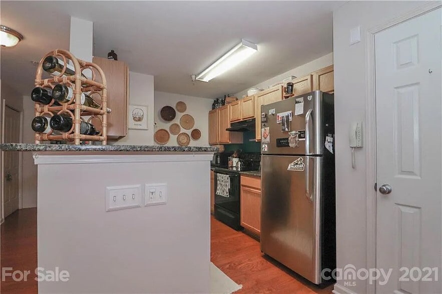 Building Photo - Room in Condo on Donatello Avenue