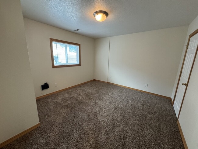 Building Photo - 2 Bedroom / 2 Bathroom Home with Loft & St...