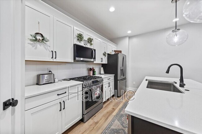 Building Photo - 917 E Bissett St