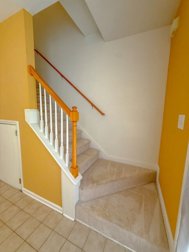 Building Photo - Spacious 2 bedroom 2.5 bath townhome