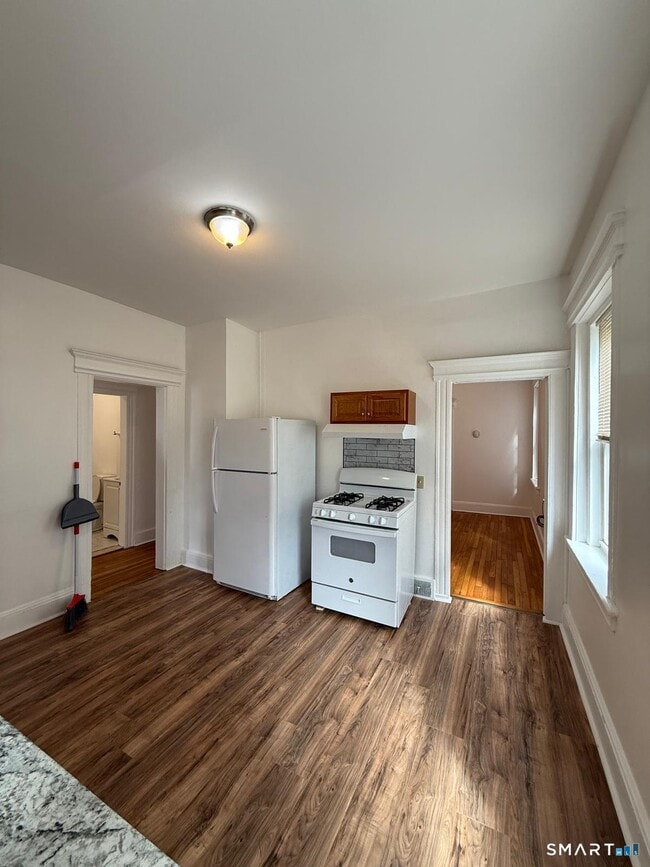 Building Photo - 175 Read St