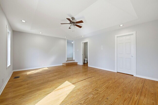 Building Photo - 215 Lee Pl