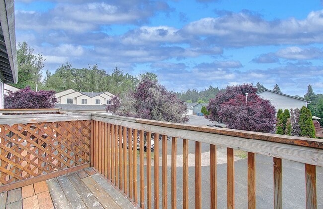 Building Photo - Spacious 3bd 2.5ba Unit in 4Plex - Avail. Now!