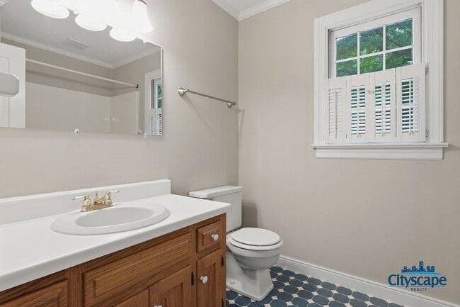 Building Photo - Charming Farmhouse-style Home Adjacent to Huguenot Park!