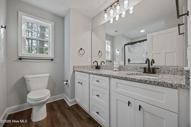 Building Photo - 521 N Hale St