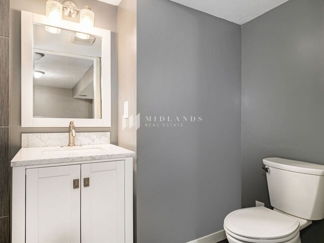 Building Photo - Millard 3 Bed / 2 Bath Split Entry