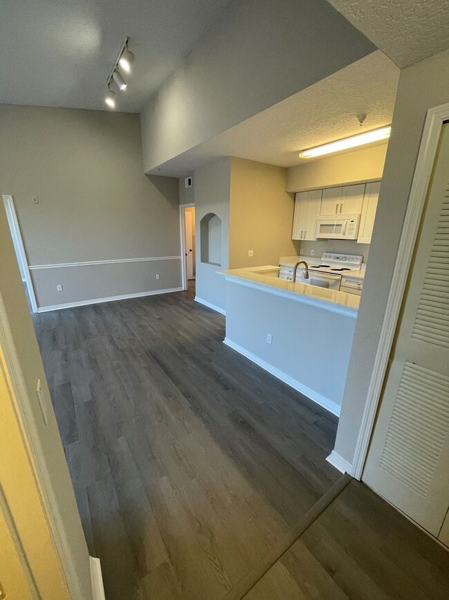 Building Photo - Awesome apartment in the heart of Metrowest!