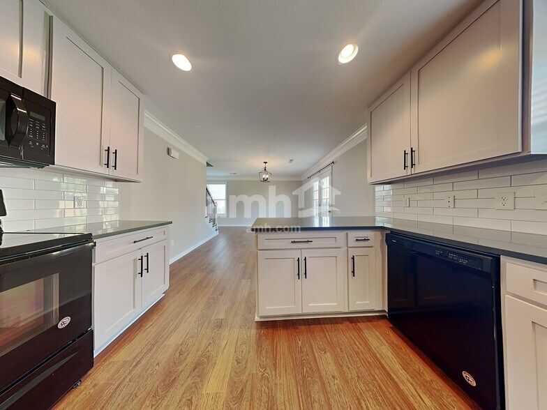 Building Photo - 8124 Cambridge Reserve Dr