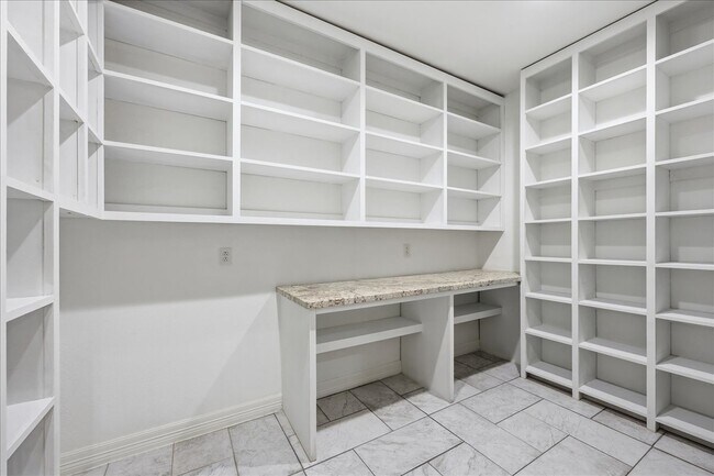 Building Photo - 12250 Charlotte Dr