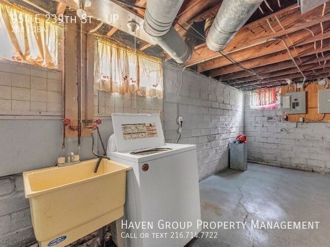 Building Photo - 954 E 239th St