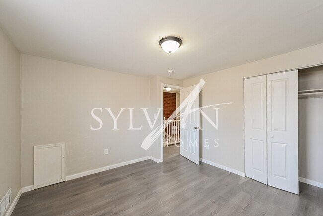 Building Photo - Lovely 3 level townhome in Essex!