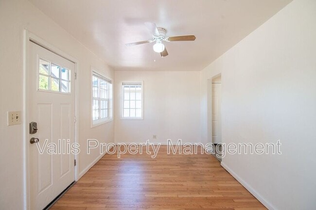 Building Photo - 526 19th St NE