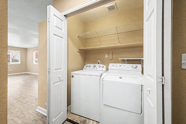 Building Photo - "Charming 3-Bedroom Duplex in Englewood with 2 Full Baths - Your Ideal Home Awaits!"