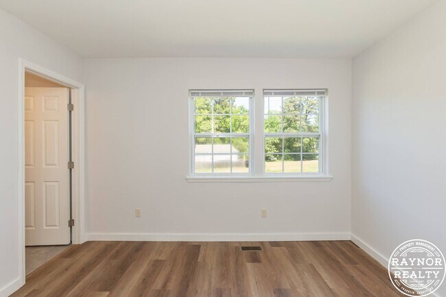 Building Photo - Practically New!