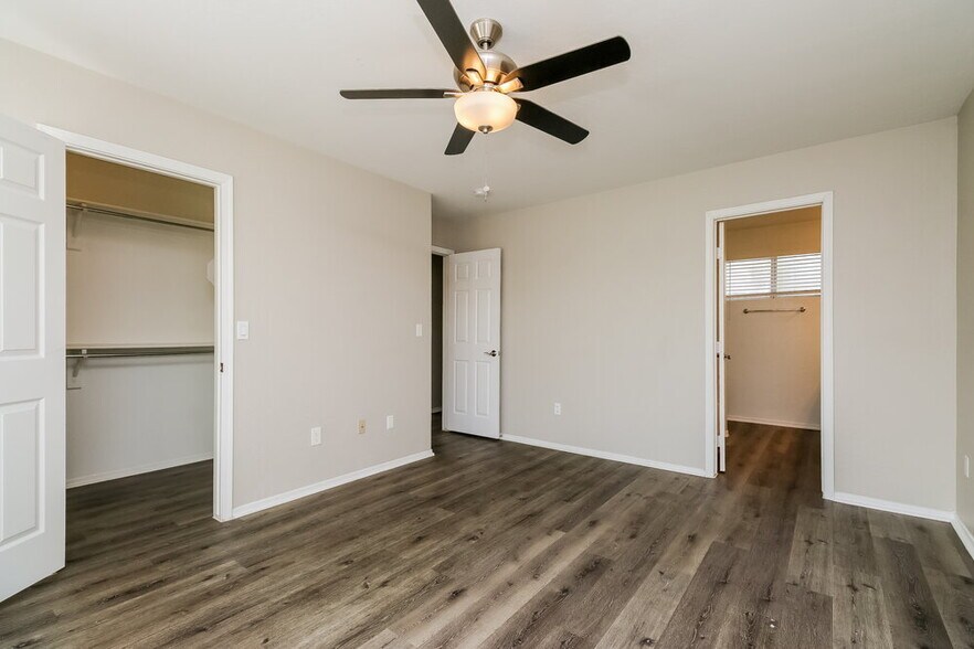 Building Photo - 1042 N Blackbird Dr