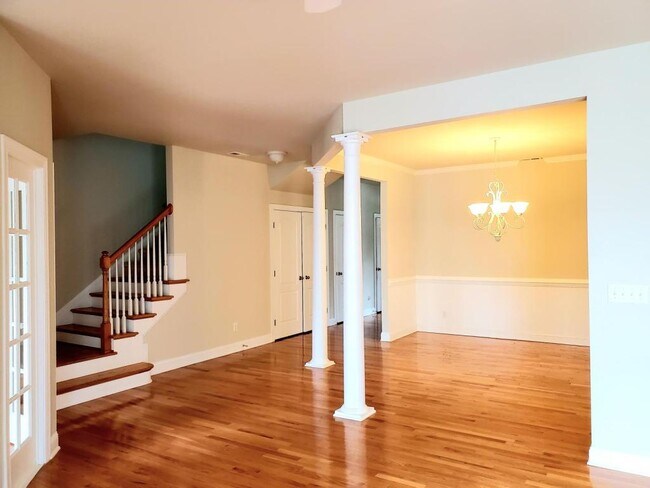 Building Photo - 102 Alden Village Ct