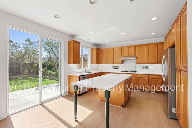 Building Photo - 4 Bedroom 2.5 Bath in Oxnard