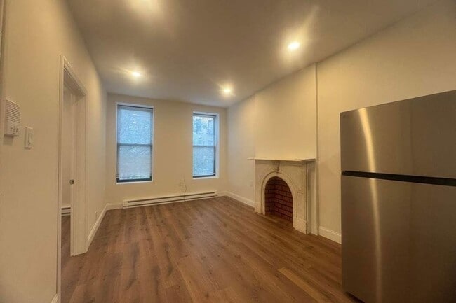 Primary Photo - 30 E 127th St
