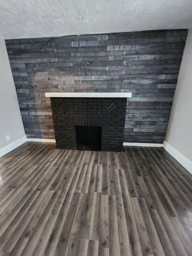 Building Photo - 3 Bedroom House for Rent on W 25th - MOVE IN READY AND CLEAN