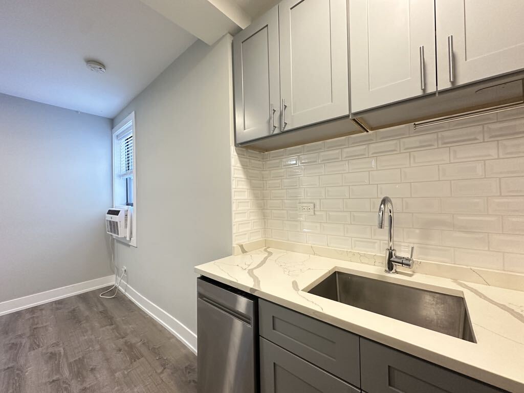 Building Photo - 545 W Belmont Ave