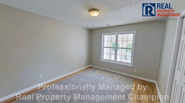 Building Photo - Spacious Upper Level Condo w/Open Floorplan and Split Bedrooms