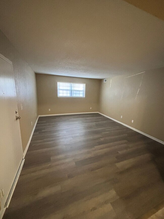 Building Photo - Large 2 bdrm/1.5bath apt 750.00 in Indepen...