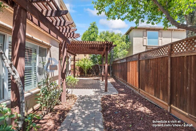 Building Photo - 742 Creekside Ct