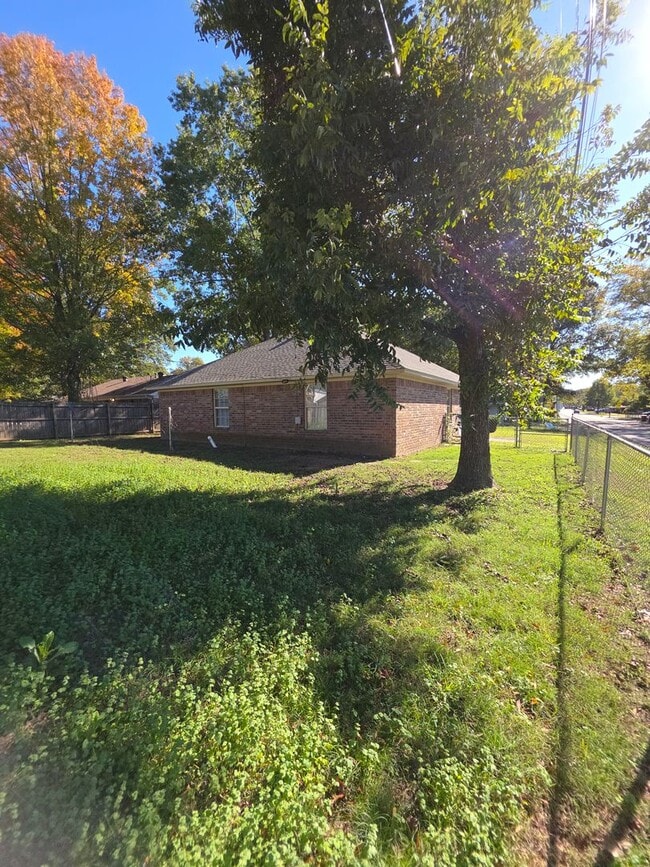 Building Photo - 401 E 11th St