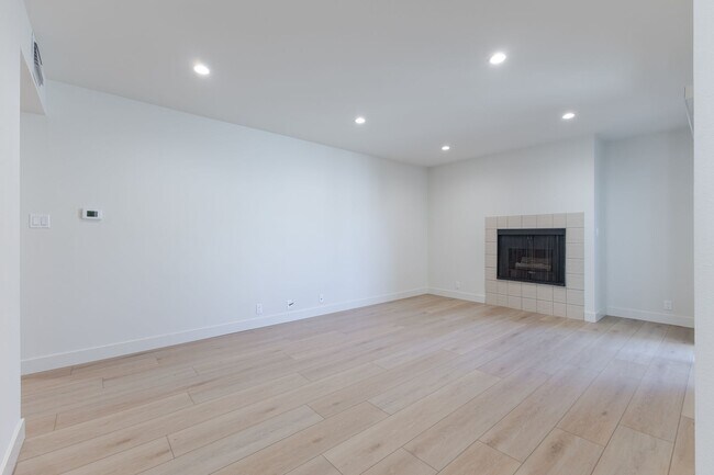 Building Photo - ? Spacious 2 Bed, 2 Bath in Prime Glendale...