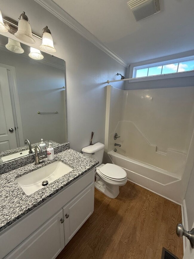 Building Photo - 3704 Warwick Pl