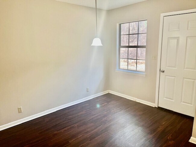 Building Photo - 213 Chateau Dr SE