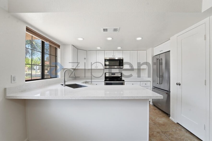 Building Photo - 609 E Mesquite Cir