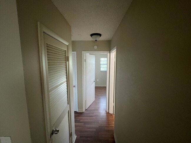Building Photo - 2/1 Apartment