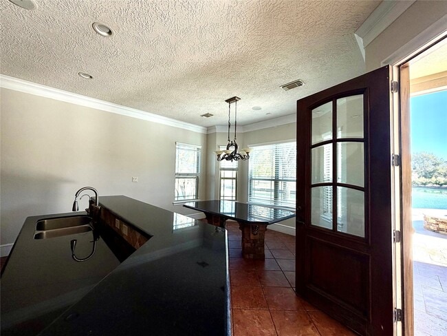 Building Photo - 1631 S Persimmon St