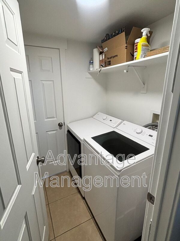 Building Photo - 741 1420 W