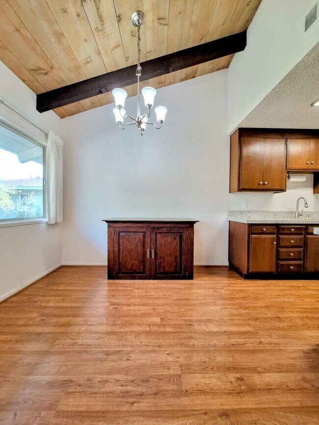 Building Photo - Spacious Second Floor 1bd Condo in Great P...
