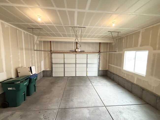 Building Photo - 3742 W Canyon Falls Dr