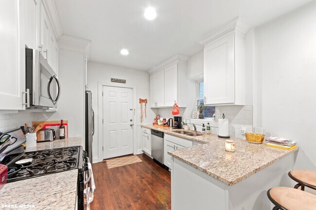 Building Photo - 1621 N McVicker Ave