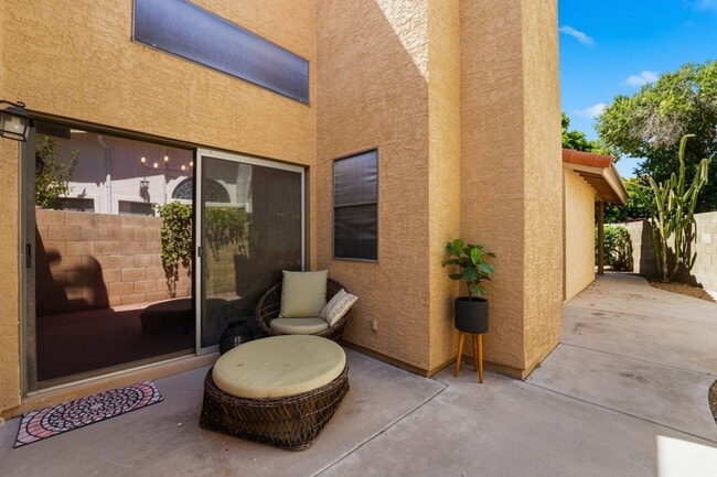 Building Photo - Move-in-ready home available furnished or unfurnished to suit your lifestyle!!