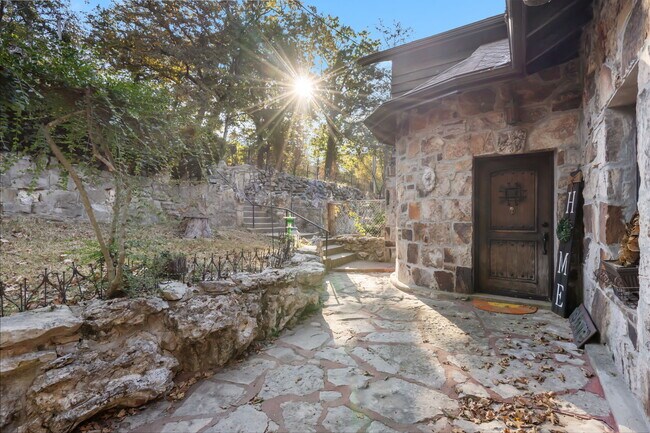 Building Photo - 196 Lakeside Way