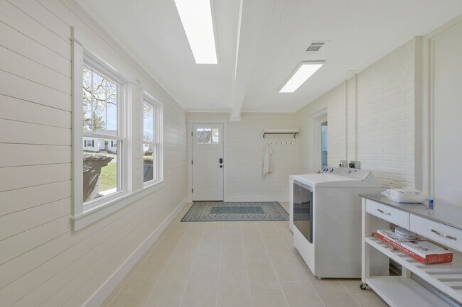 Building Photo - 4th Ave Riverside