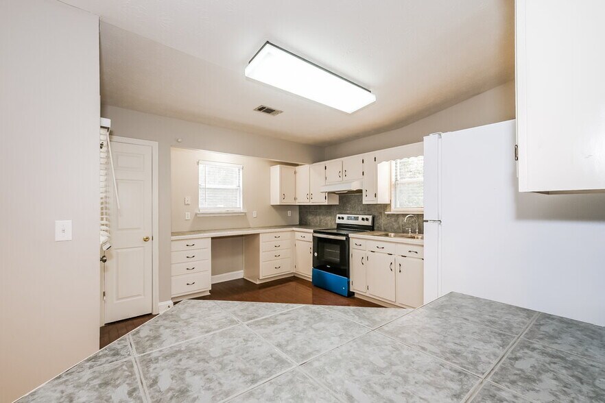 Building Photo - 831 Jefferson Dr SW