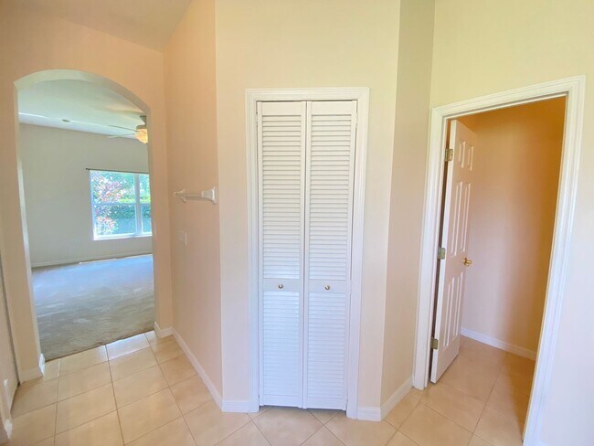 Building Photo - Amazing Solivita 2B/2B, open kitchen to fa...