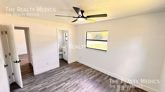 Building Photo - 15 E Nightingale St