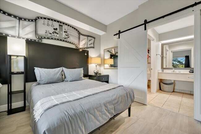 Building Photo - 8303 Palm Pkwy