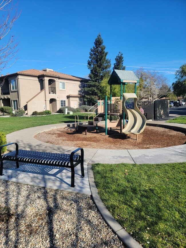 Building Photo - Adorable 2 bedroom 2 bath condo