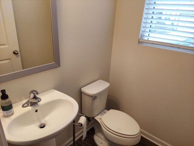 Building Photo - Stunning Townhome with Modern Finishes & Resort-Style Amenities – Available July 1!
