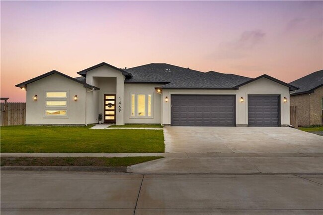 Building Photo - 4/3-Kings Landing community