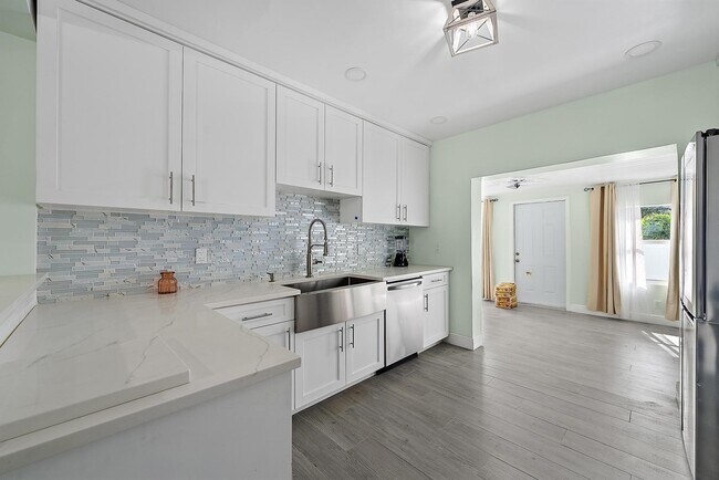 Building Photo - 135 E 28th St