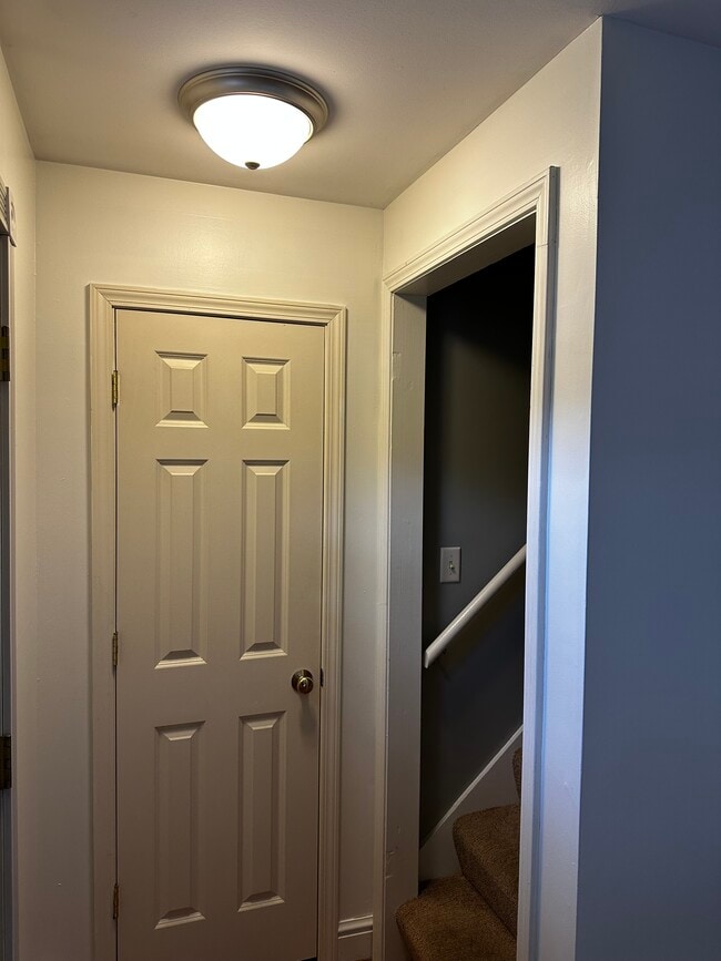 Front Entrance to Stairwell - 6962 Adaside Dr SE